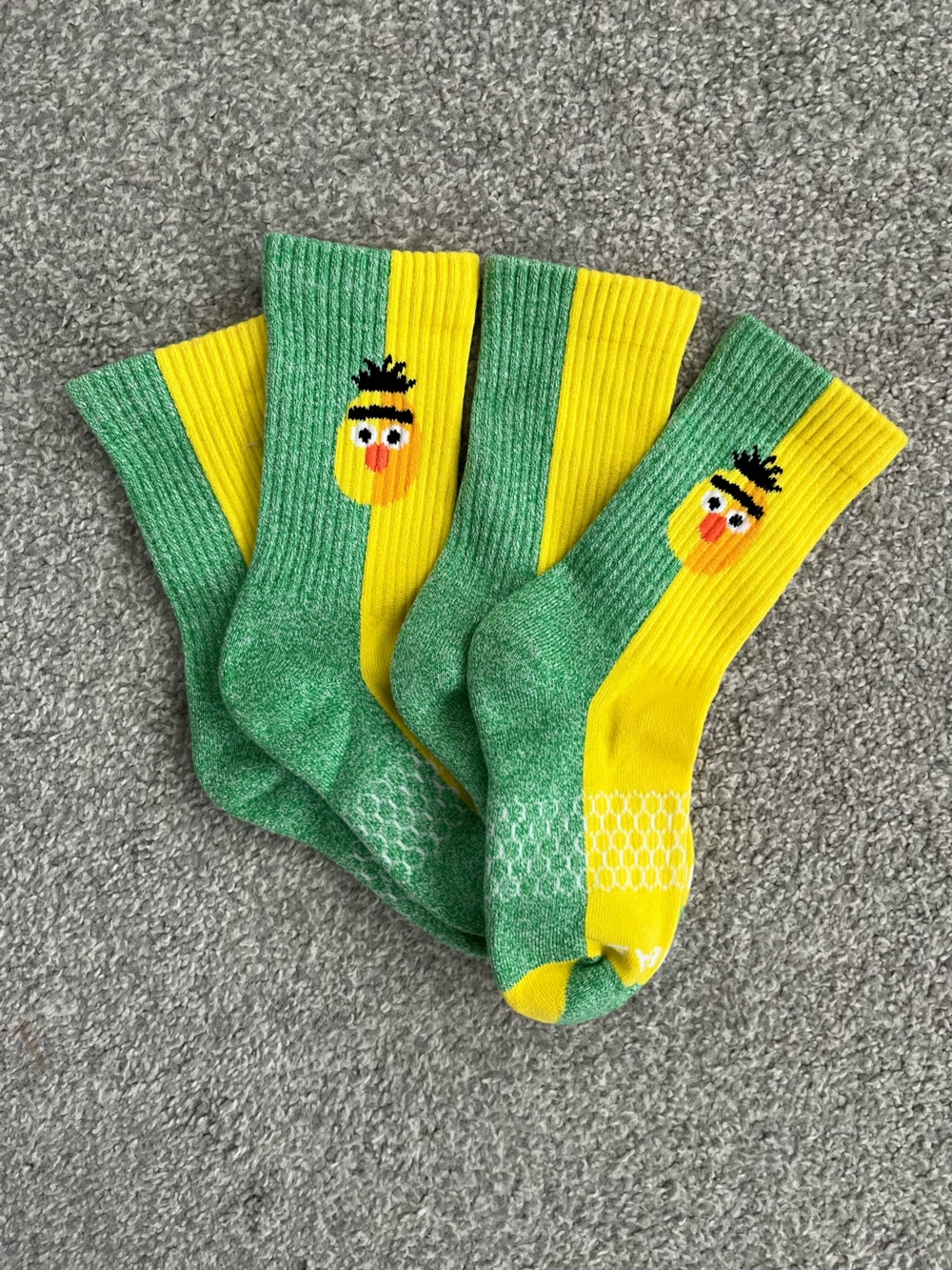 NWOT Bombas Sesame Street Green & Yellow Kids Crew Socks Youth Size 2 Pack